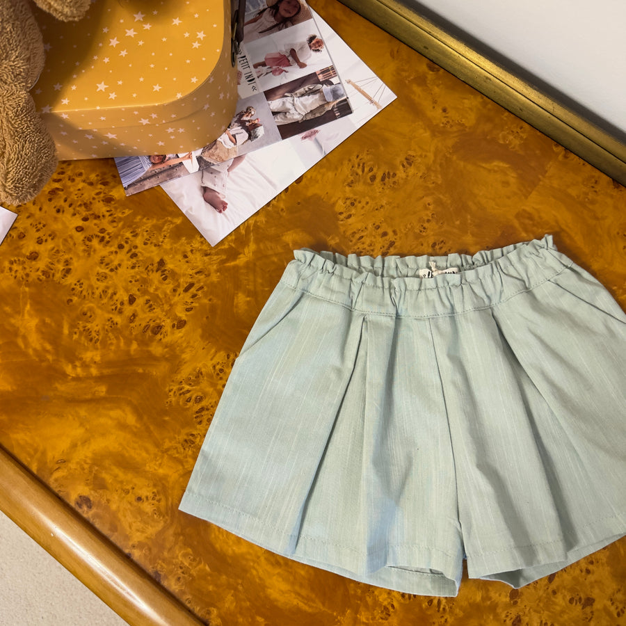 Pantaloncino con pence frontali effetto gonna -pratico e versatile- salvia