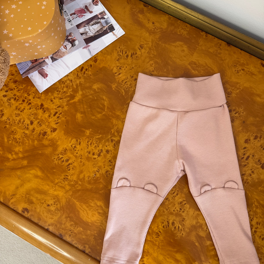 Leggings rosa blush in cotone organico certificato a costina – Fascia morbida e orecchie sulle ginocchia