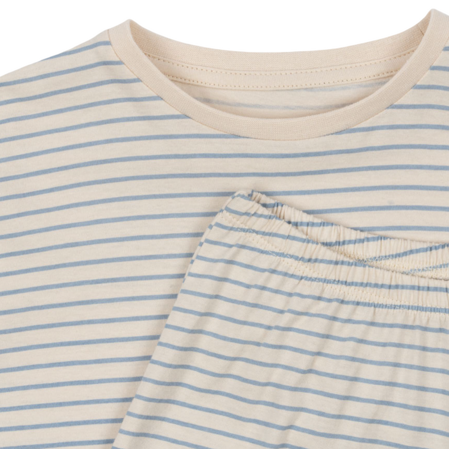 Completo a righine azzurre in cotone organico con disegno limone – versatile e facile da abbinare