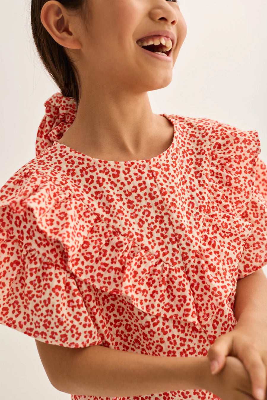 Blusa Duna bambina – cotone morbido, stampa animalier e ruches decorative