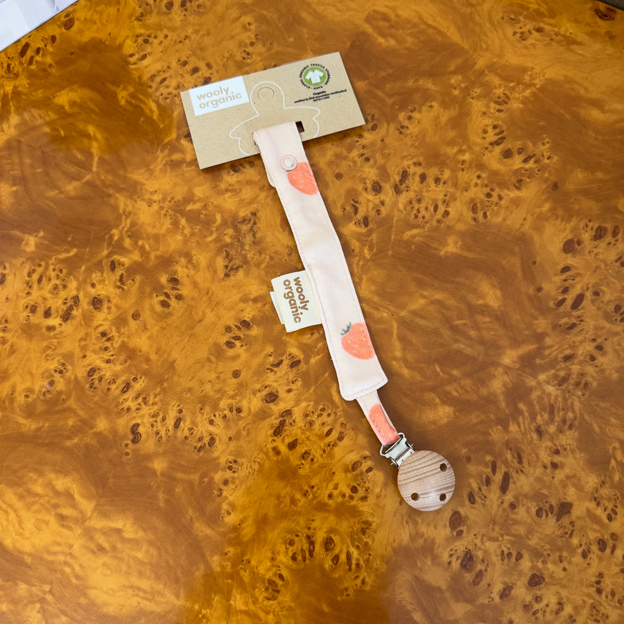 Clip ciuccio rosa pastello con fragoline – Cotone organico certificato e clip in legno, pratica e stilosa
