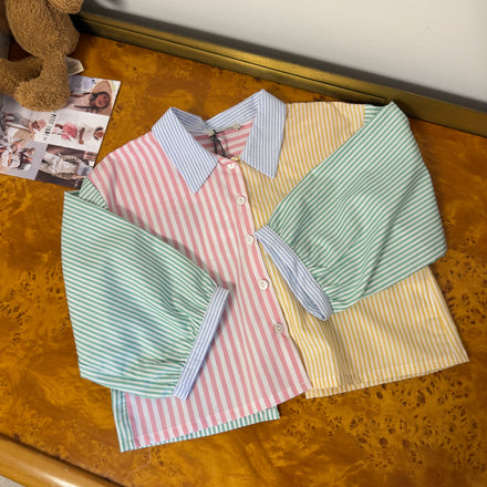 Camicia a righe colorate - dettaglio del fiocco sul retro