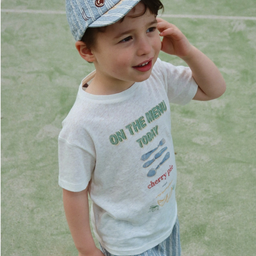 T-Shirt Fiammata in Cotone Organico e Lino con Stampa “On the Menu Today” – Maglia Traspirante e di Qualità