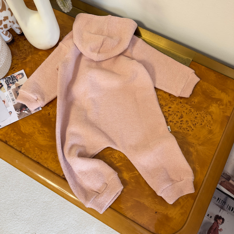 Tuta morbida pink nude con zip e cappuccio – Comfort e versatilità tutto l’anno