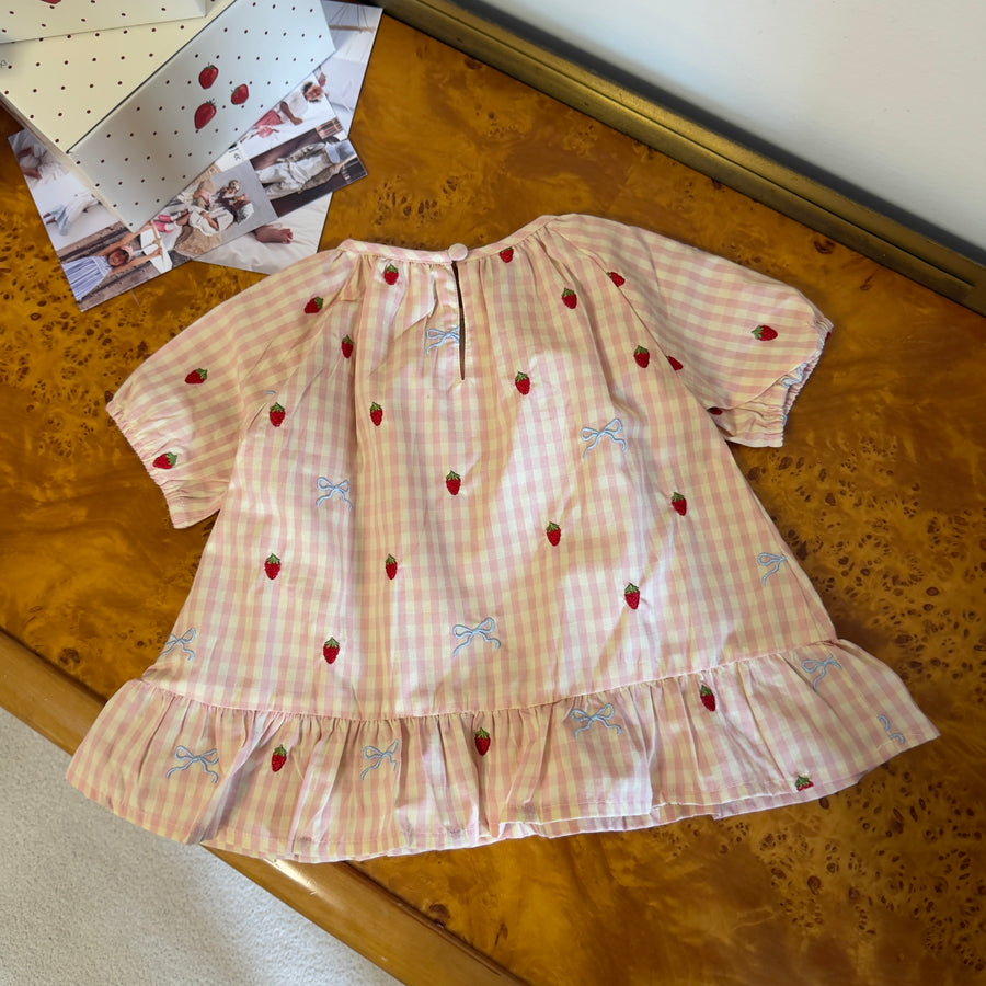 Dolly Bow Blouse in Vichy Rosa con Fiocchi e Fragole Ricamate