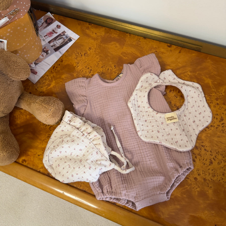 Pagliaccetto in Mussolina di Cotone Organico Pink sand con Ruches sulle Spalle
