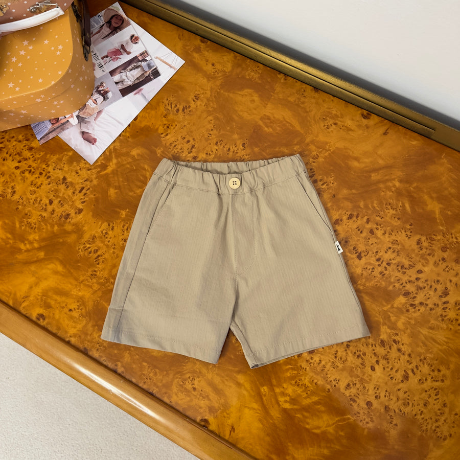 Pantaloncino in seersucker nocciola con bottoncino in legno