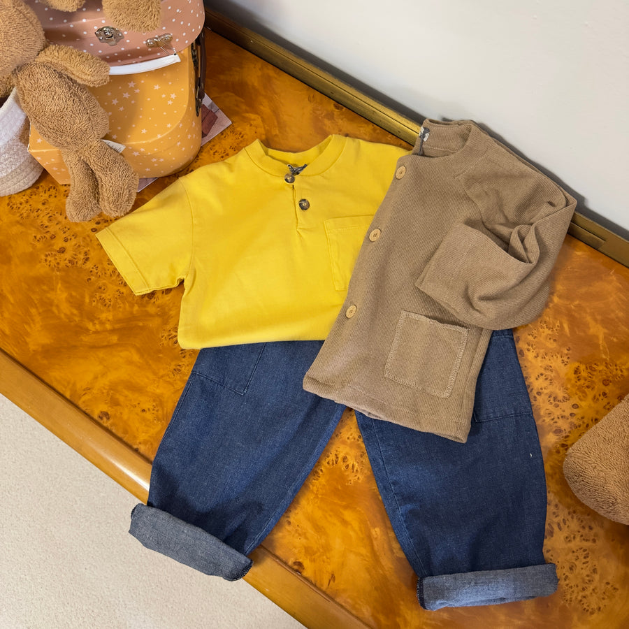 Serafino color miele con bottoni a vista e taschino – Essenziale e versatile