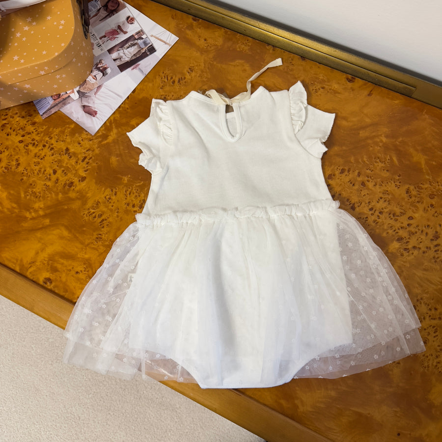 Pagliaccetto Latte con Gonnellina in Tulle e Margherite Ricamate – Facile, Elegante e Versatile