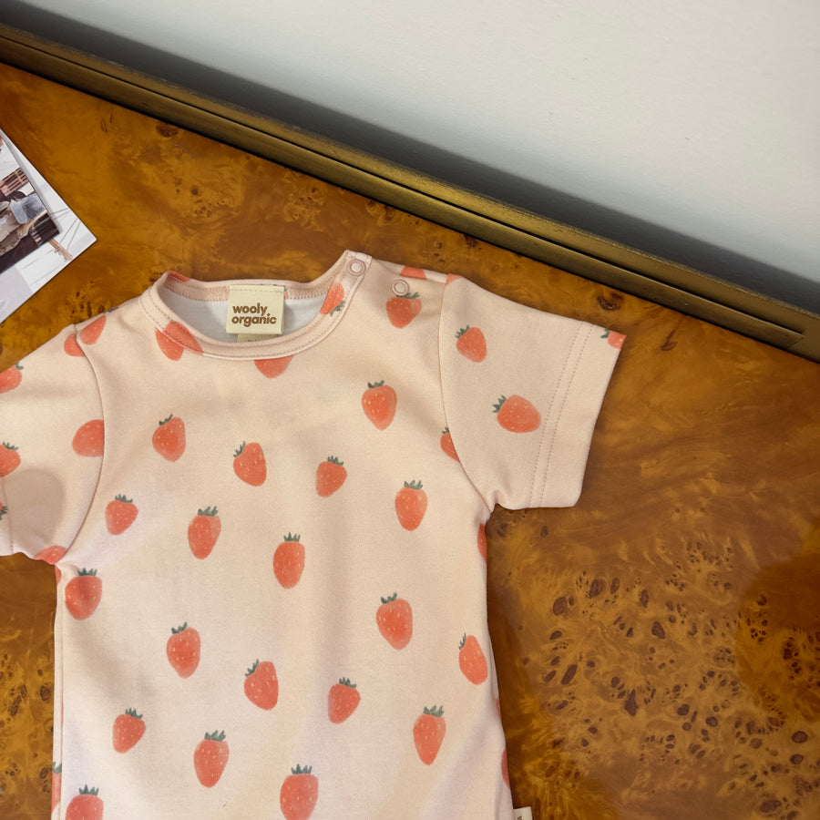Body in cotone organico certificato rosa pastello con fragoline – Morbidissimo e versatile