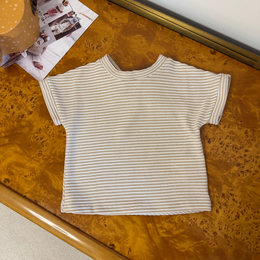 T-shirt Riga Latte e Nocciola con fiocchettino sul retro – Morbida e versatile