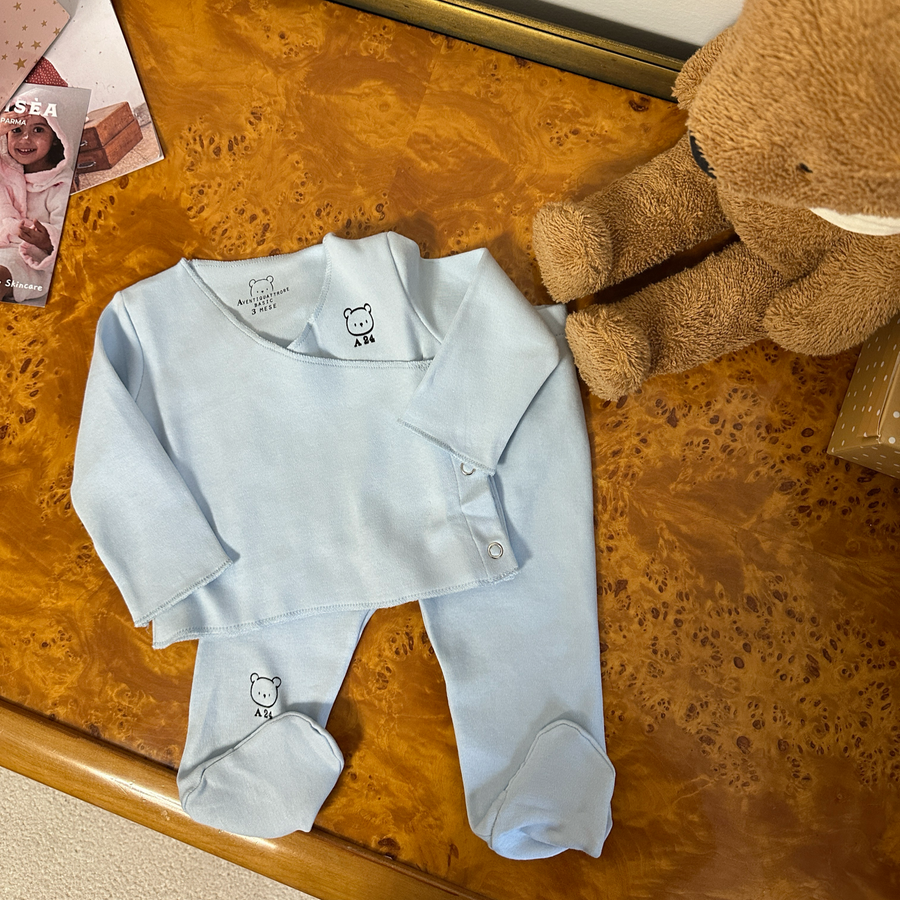Completo azzurro cielo con maglia apertura laterale e ghettina con piedini