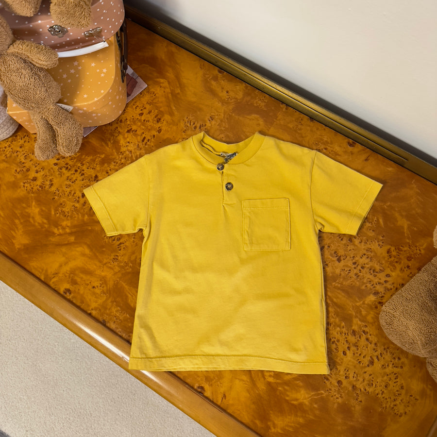 Serafino color miele con bottoni a vista e taschino – Essenziale e versatile