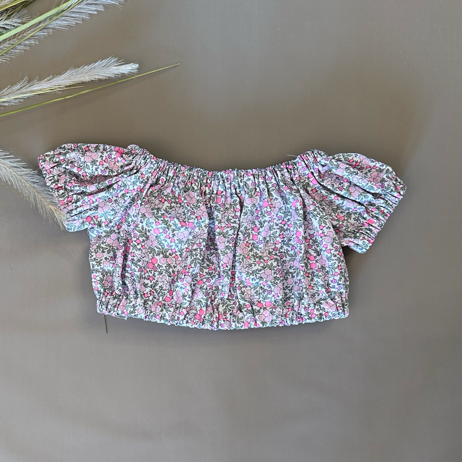 Top in cotone con microfiorellini ed elestico sulle spalle: freschezza e comfort