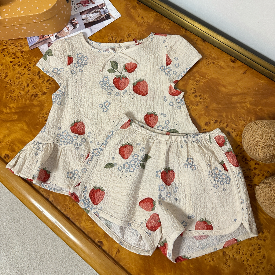 Short Ava in Seersucker a Fantasia Fragoline – Fresco e Versatile