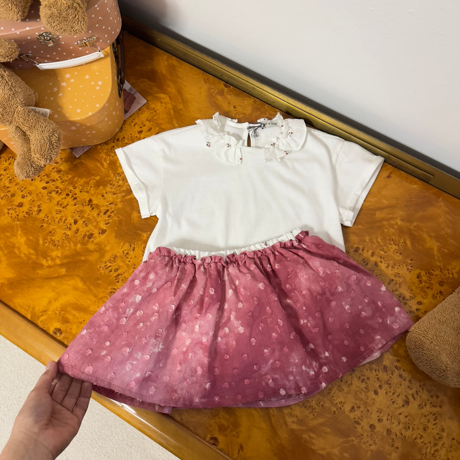 T-shirt color latte con colletto a microfiorellini – Maglietta essenziale e raffinata