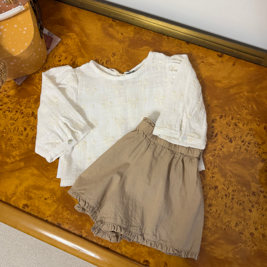 Blusa color latte con ricami beige e fiocchi sul retro – Elegante e raffinata