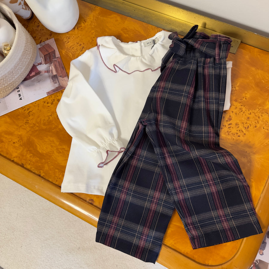 Blusa latte in cotone felpato con colletto bordato borgogna