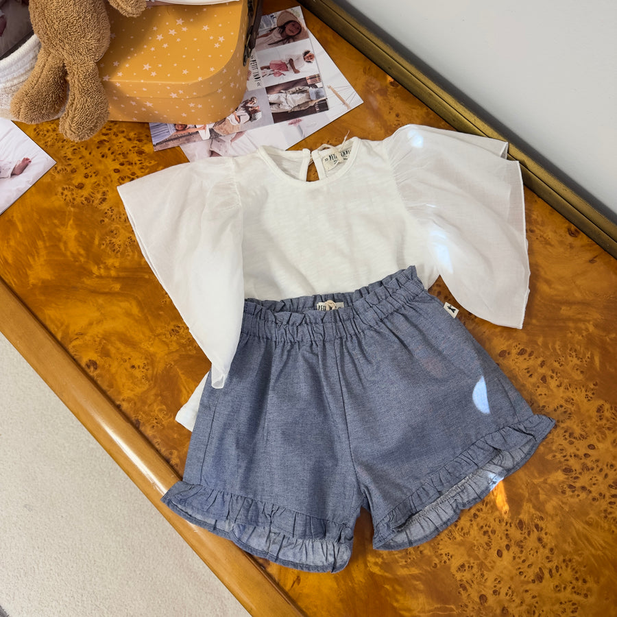 T-shirt in cotone organico con volant sulle spalle – morbida, versatile e essenziale