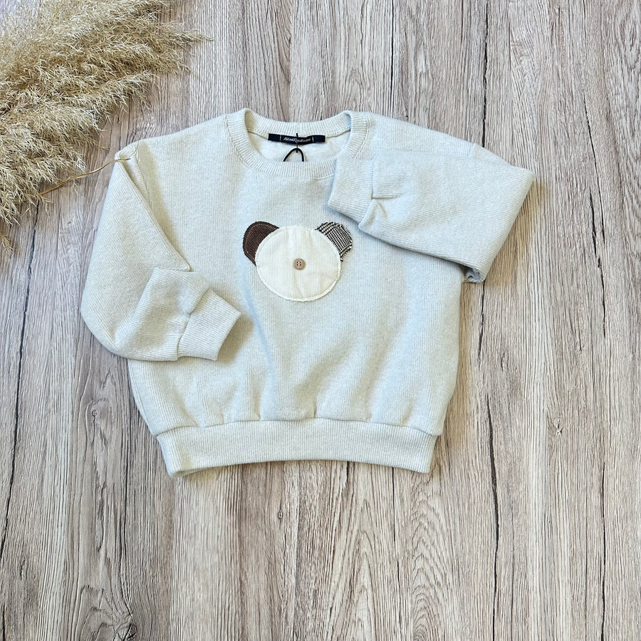 Maglia in costina di caldo cotone con orsetto cucito – essenziale con un dettaglio unico