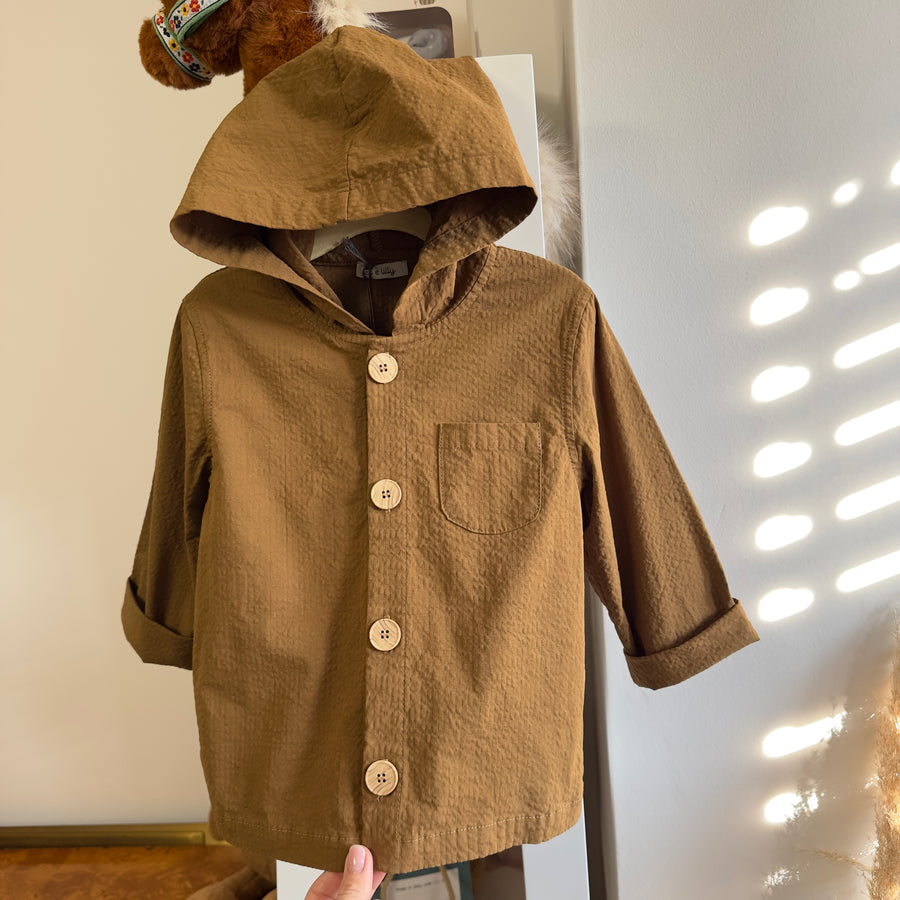 Giacca con cappuccio in seersucker color Nutella con bottoni in legno – Leggera e pratica