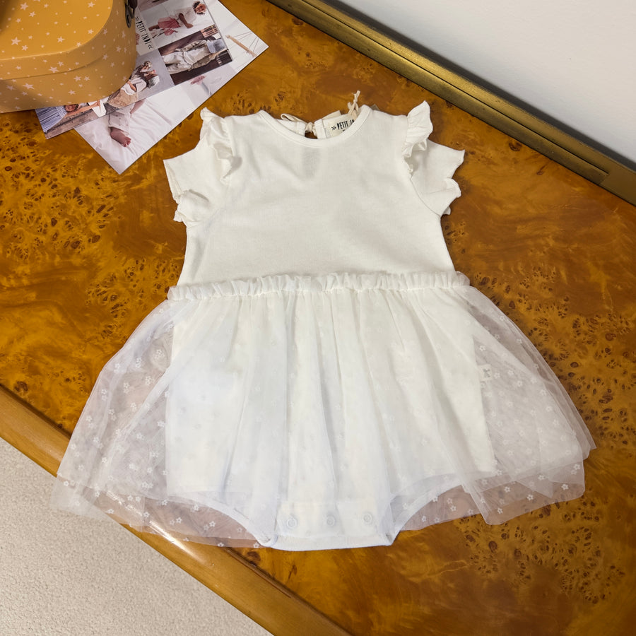 Pagliaccetto Latte con Gonnellina in Tulle e Margherite Ricamate – Facile, Elegante e Versatile