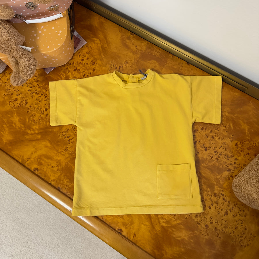 T-shirt basica color miele in jersey di cotone elasticizzato con taschino e bottoni sul retro