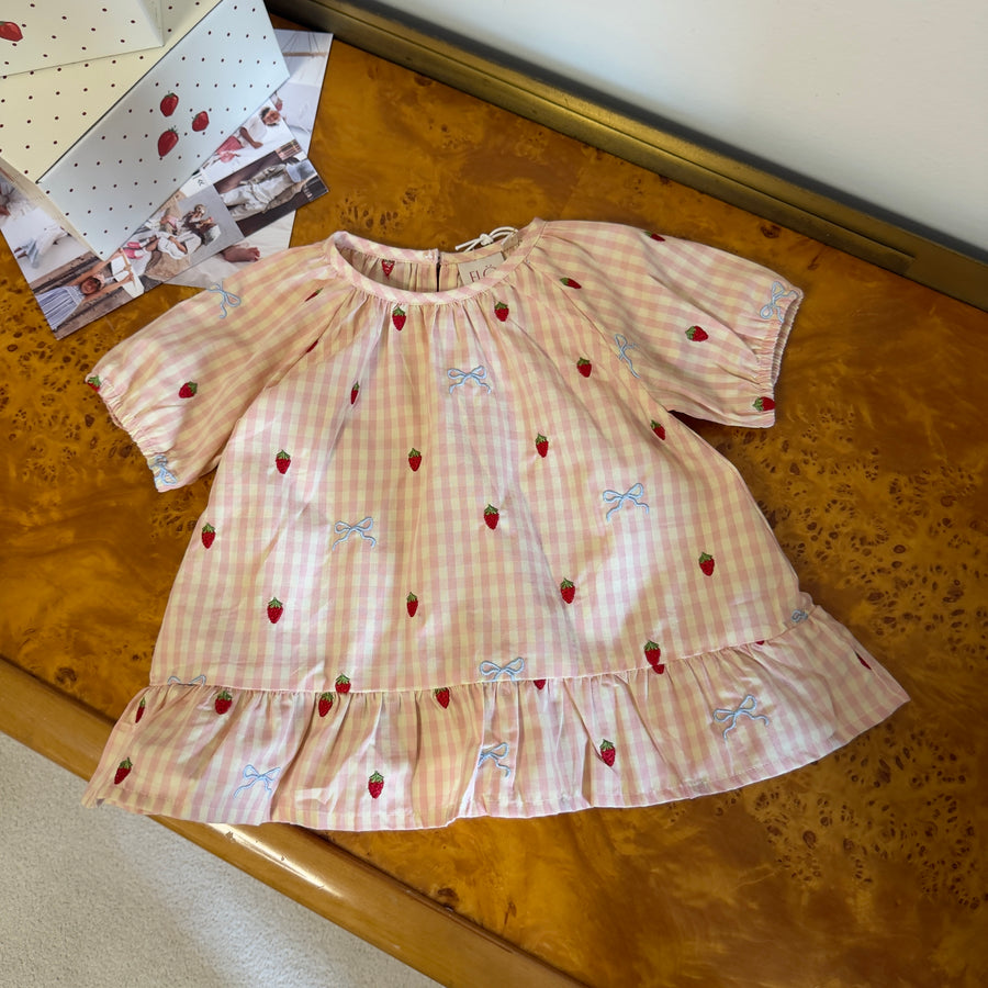 Dolly Bow Blouse in Vichy Rosa con Fiocchi e Fragole Ricamate