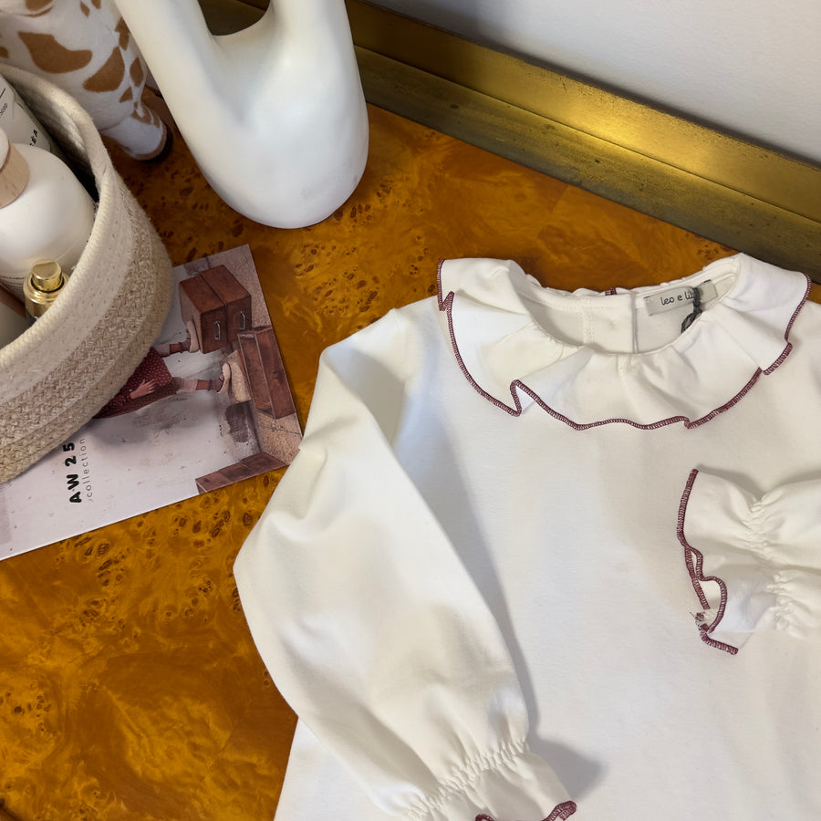 Blusa latte in cotone felpato con colletto bordato borgogna
