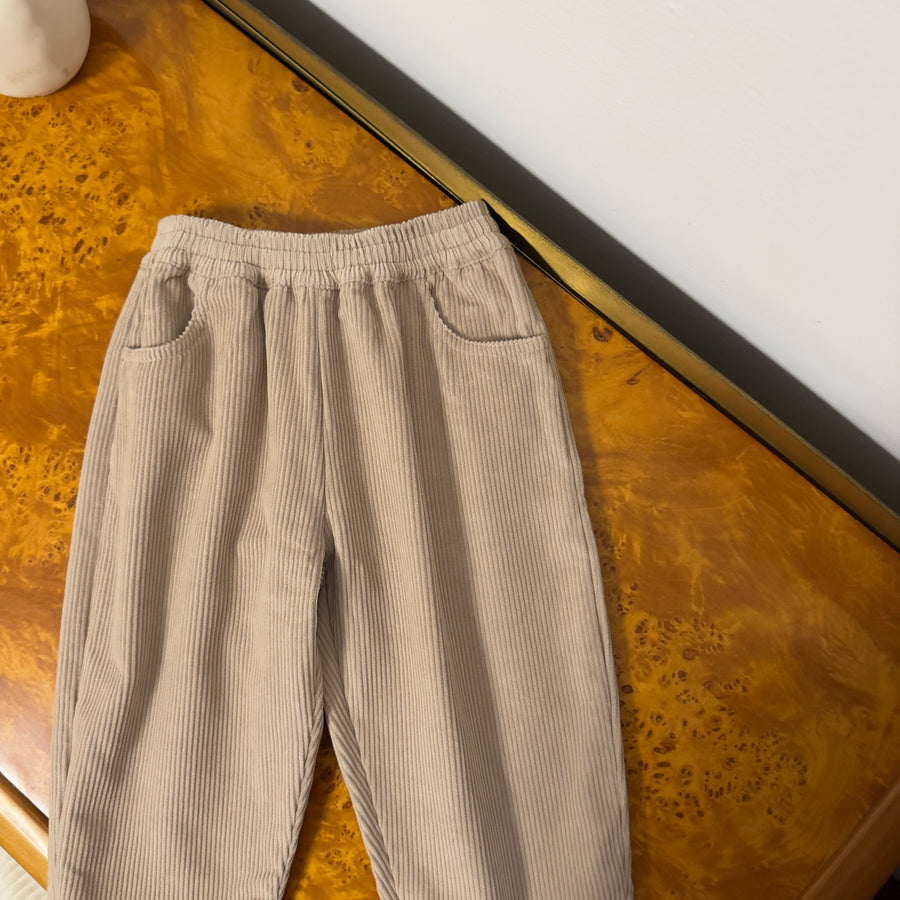 Pantaloni Carrot Taupe – Velluto a Coste in Cotone Bio