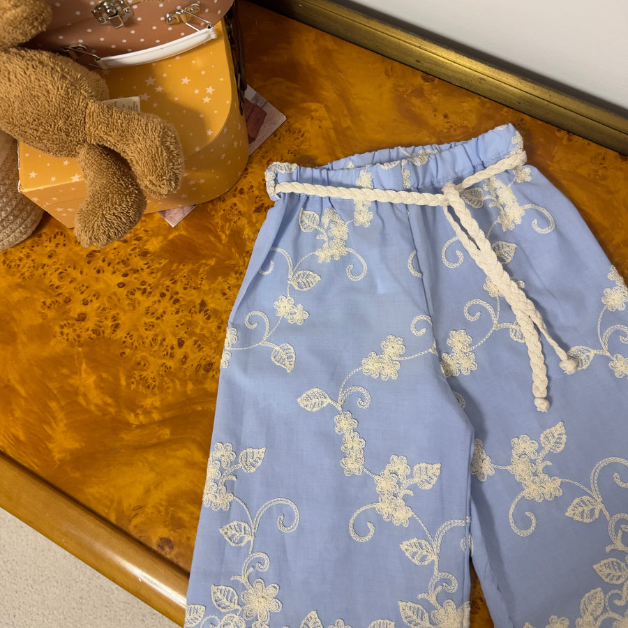 Pantalone color cielo con ricami e cinturina a treccia – Elegante e unico