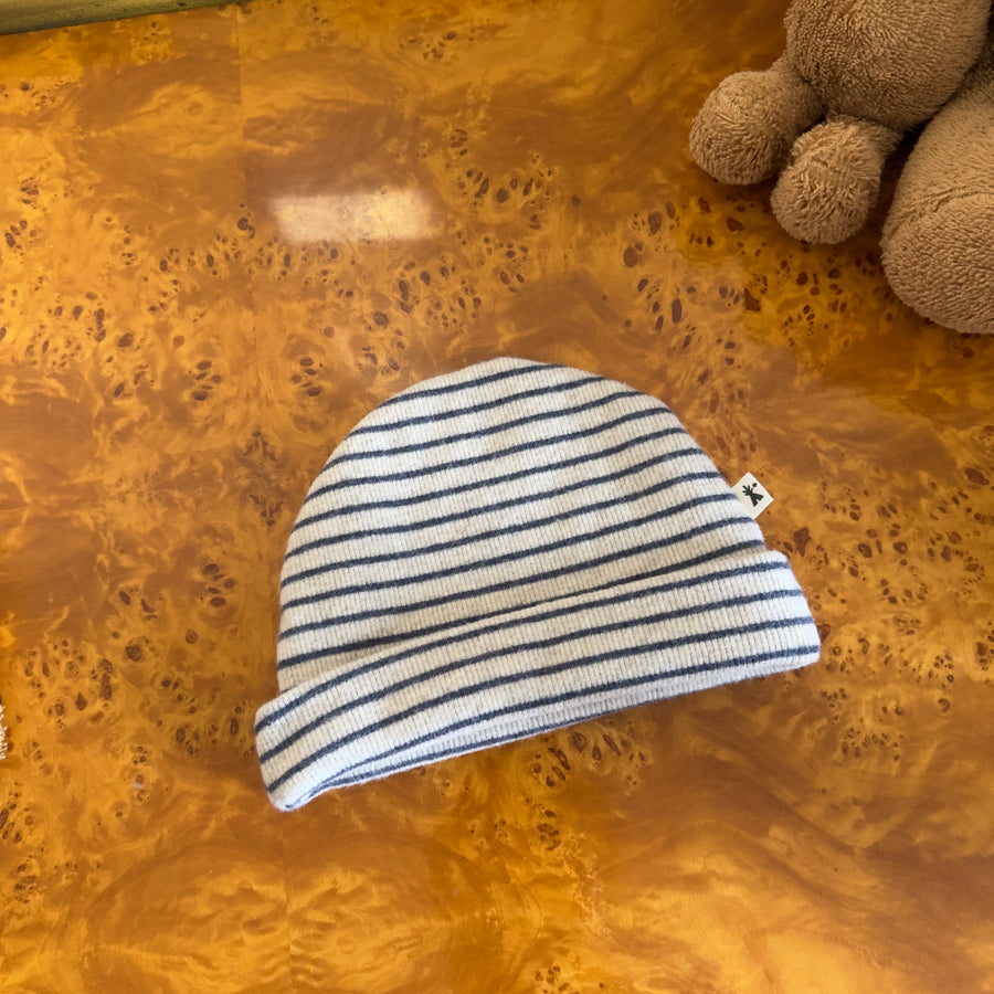 Cappello in caldo cotone mille righe latte e cenere