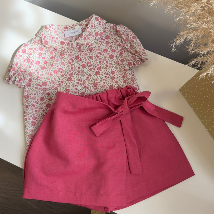Blusa in cotone con stampa floreale e colletto a fiore – delicata e versatile