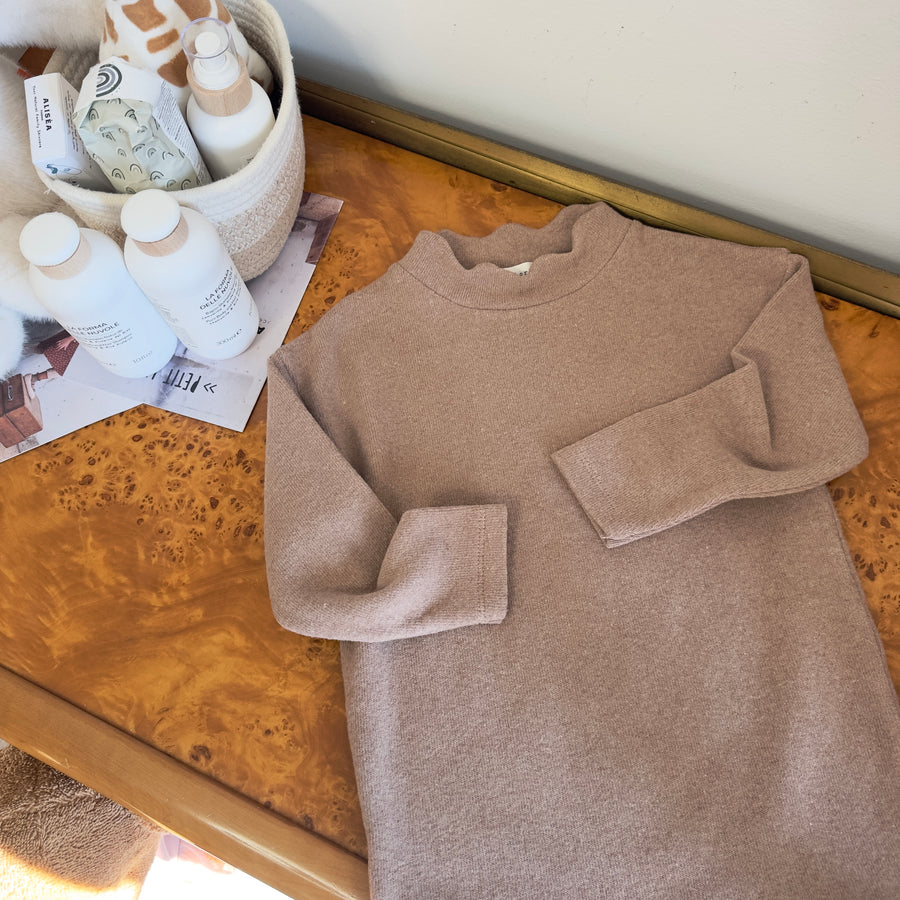abito deco rose in caldo cotone con pizzo latte – elegante, pratico e versatile