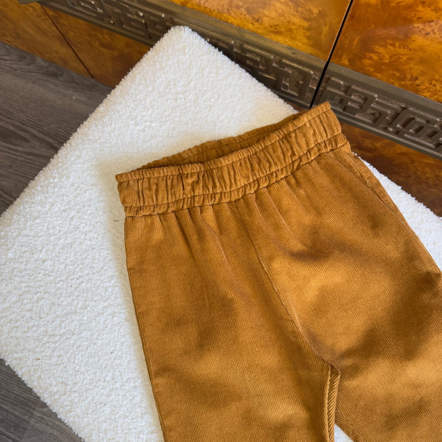 Pantalone in microvelluto a coste color ocra — Comfort e stile senza compromessi