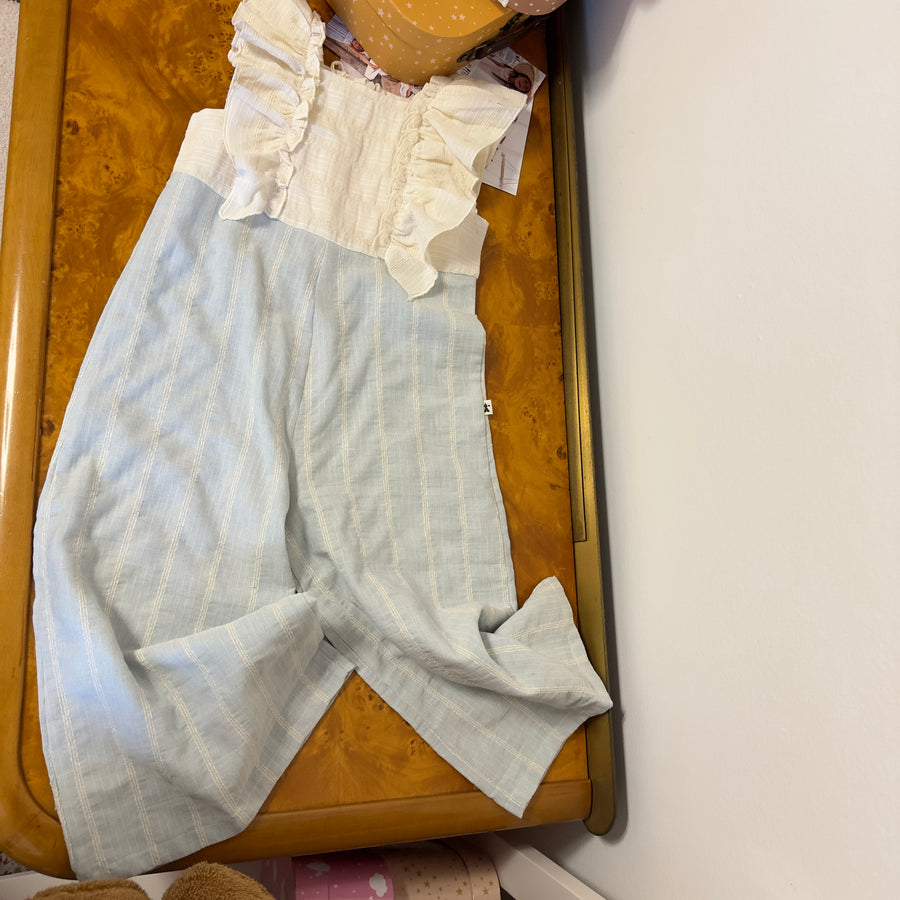 Tuta combinata in cotone avorio con volant e pantalone azzurro a righe