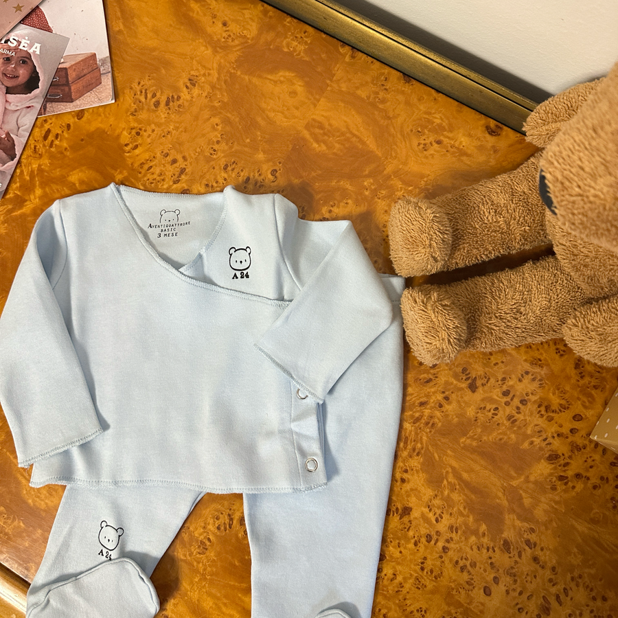 Completo azzurro cielo con maglia apertura laterale e ghettina con piedini