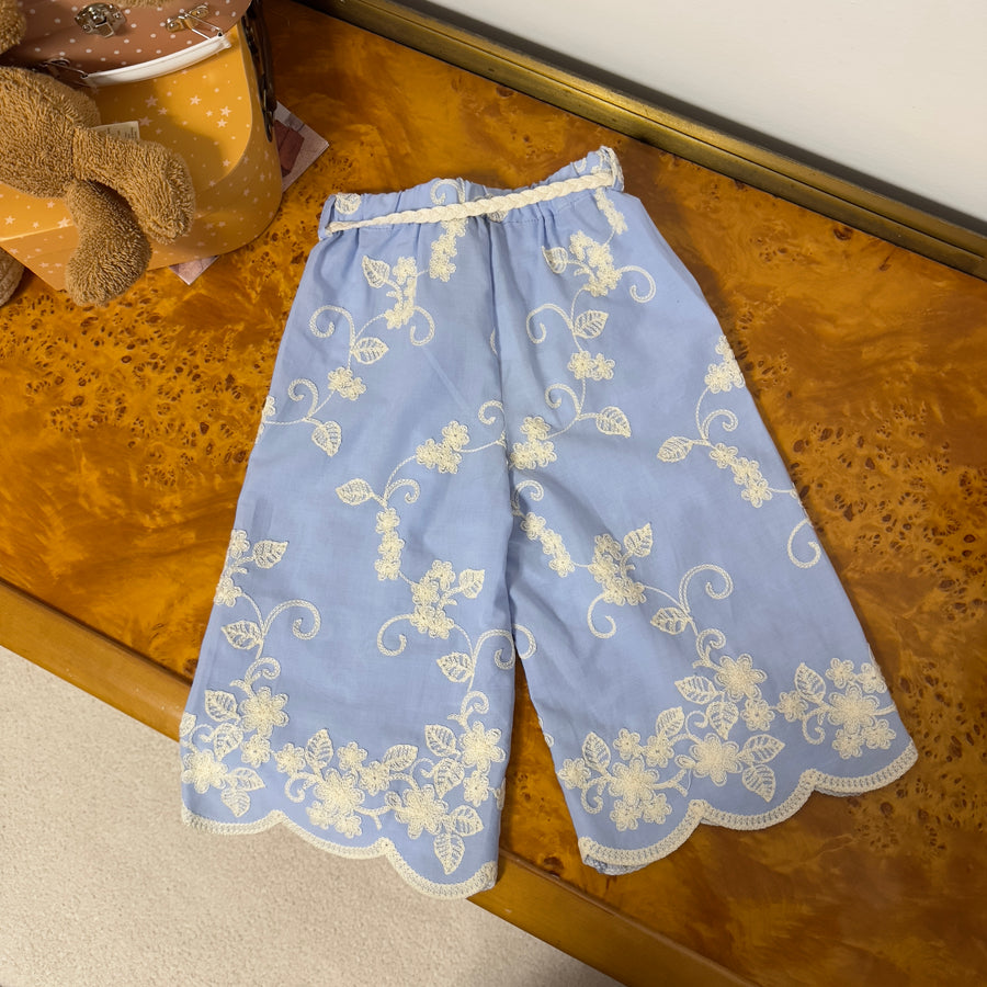 Pantalone color cielo con ricami e cinturina a treccia – Elegante e unico