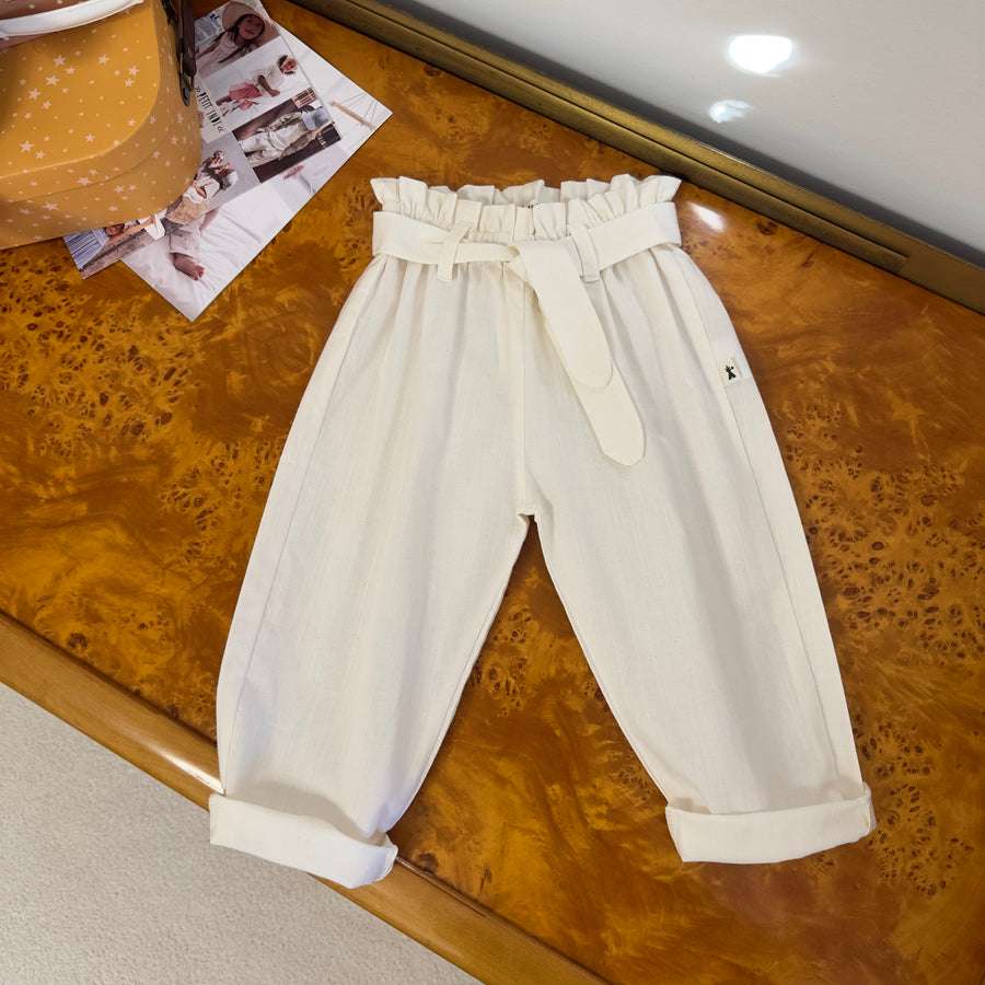 Pantalone carrot fit latte a vita alta con cinturino ed elastico – versatile e facile da abbinare