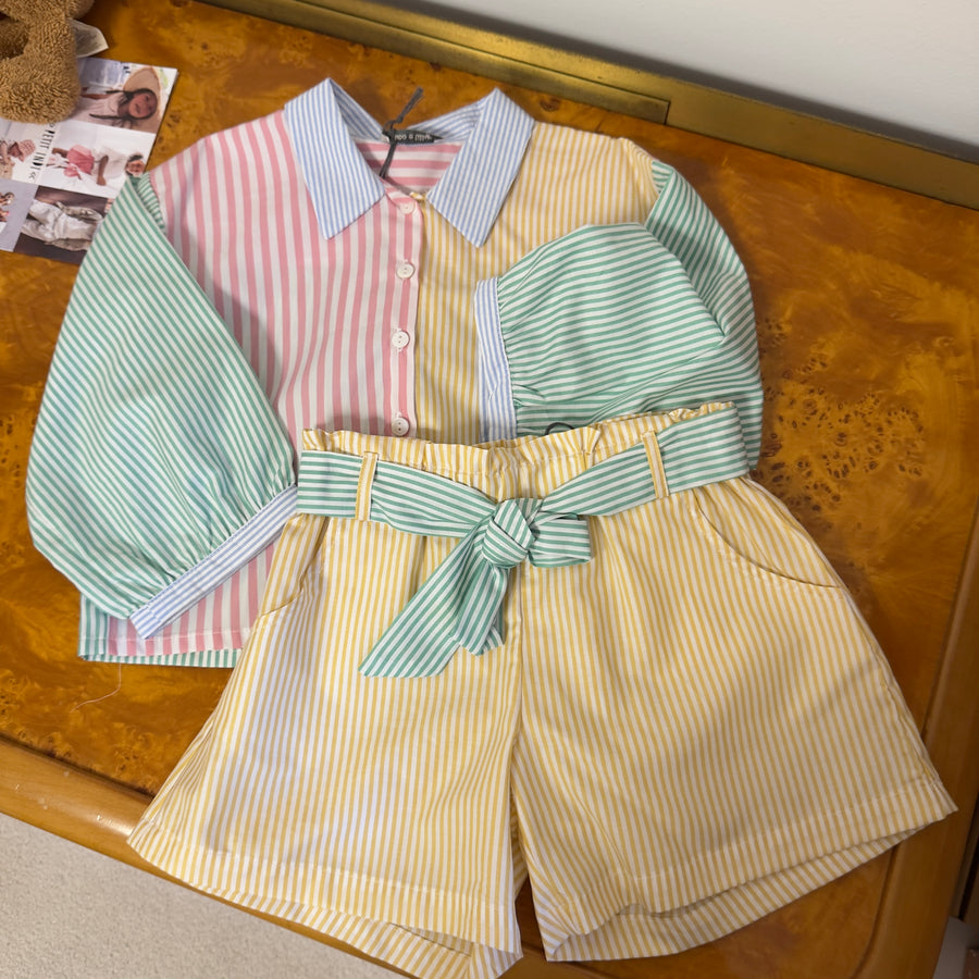 Shorts a righe gialle con cintura verde acqua