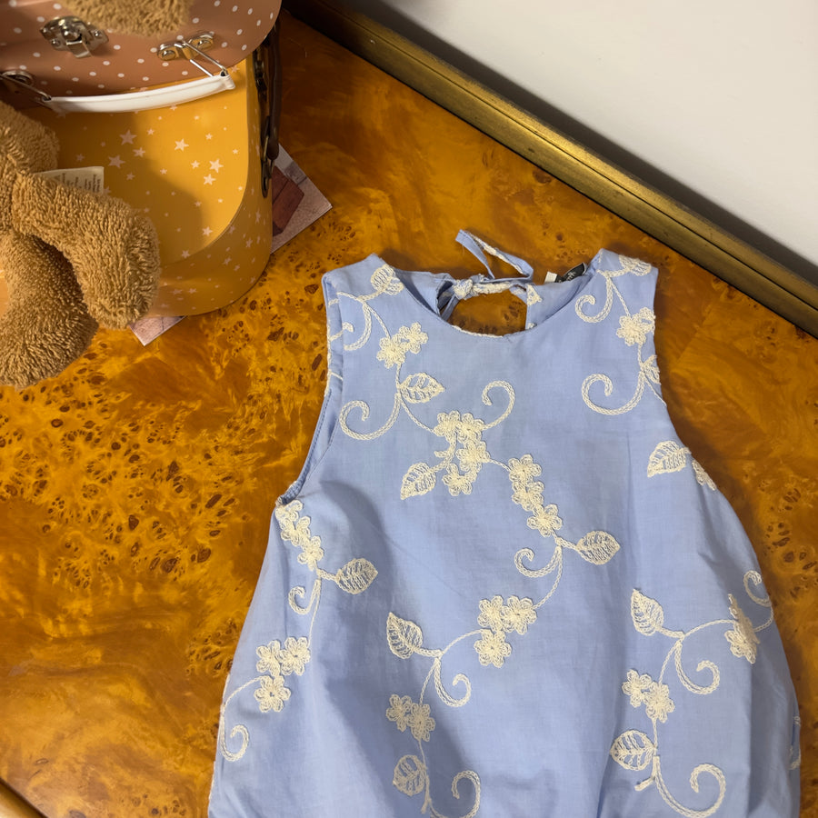 Top cielo con ricami avorio e fondo arricciato – Raffinato e versatile