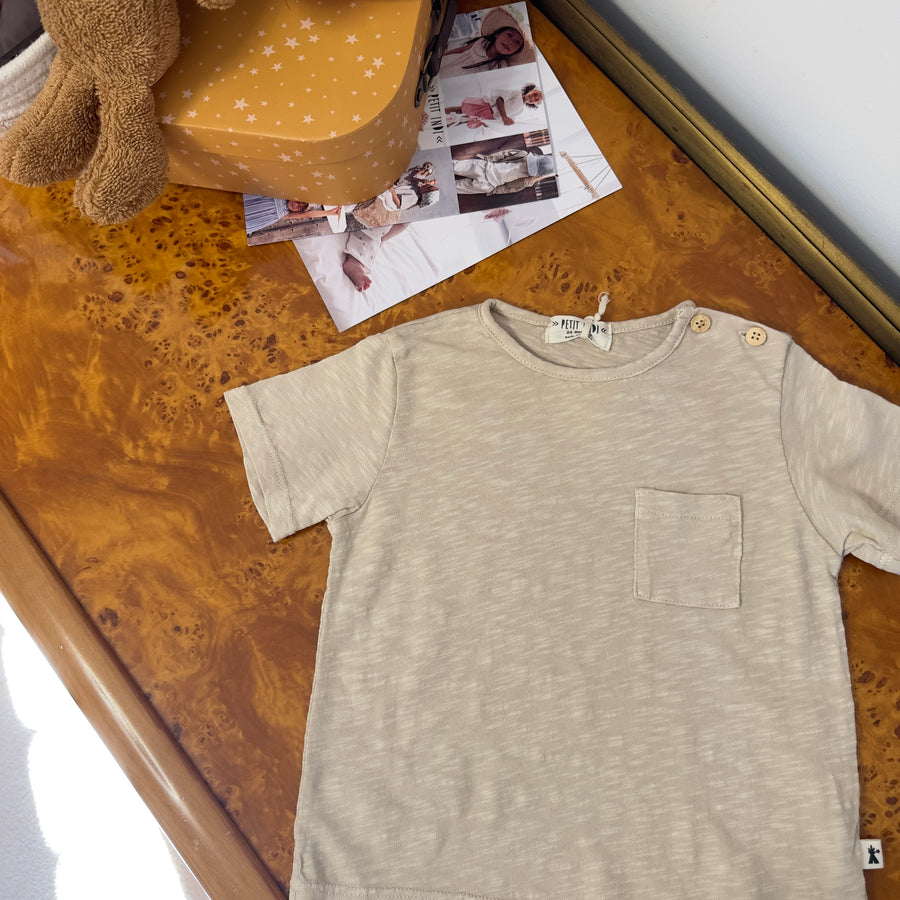 T-shirt in cotone organico nocciola morbidissimo con taschina – comoda e versatile