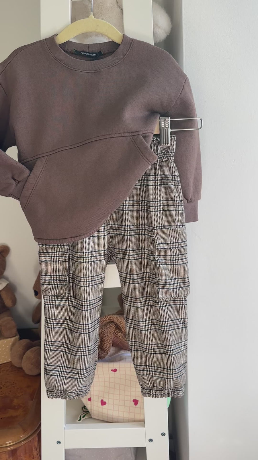Felpa in cotone mocha mousse con tasche frontali