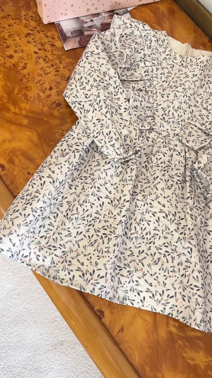 Abito con ruche e stampa floreale – Eleganza leggera per ogni occasione