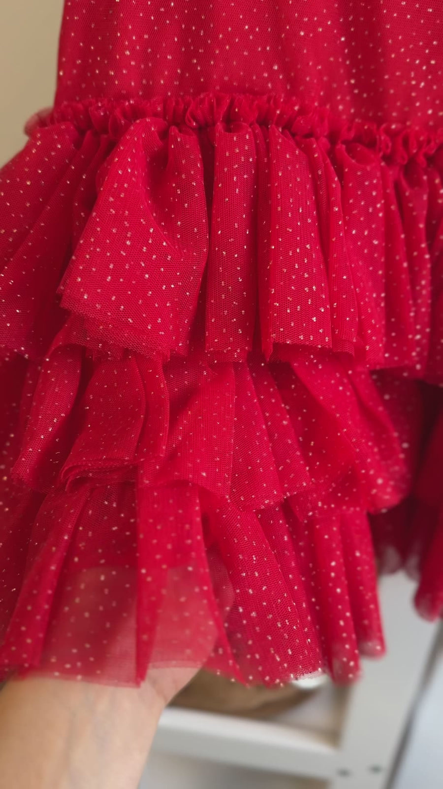Abito in tulle rosso brillante con sottoveste in cotone organico