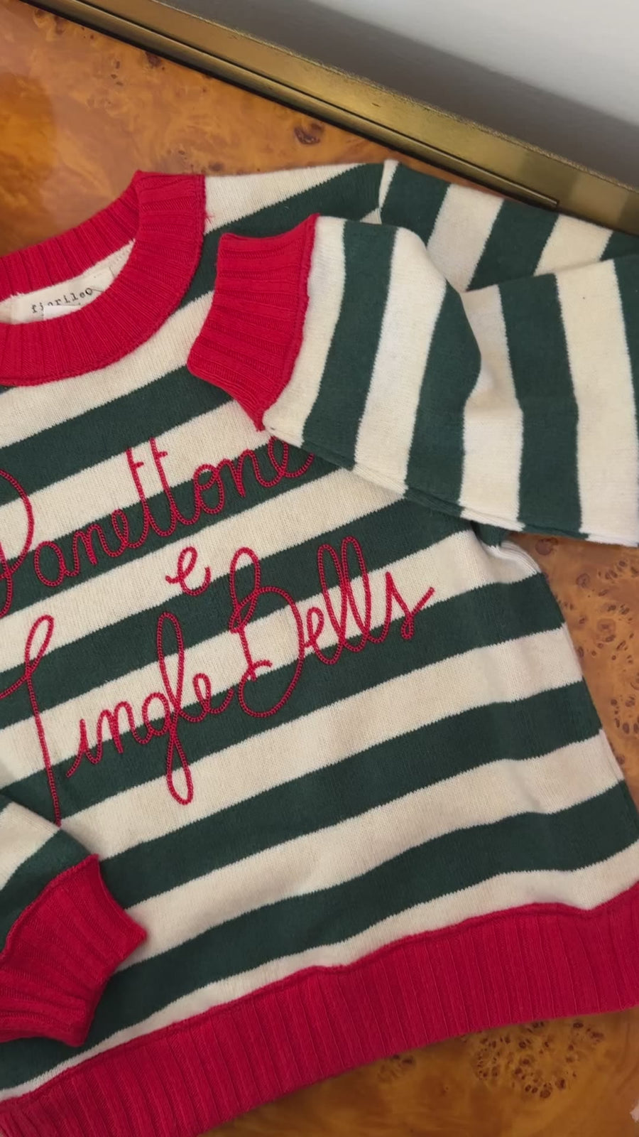 Maglione in caldo cotone con ricamo Panettone e Jingle Bells - riga pino